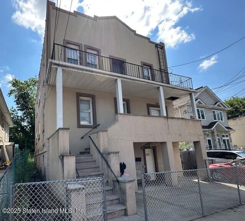Photo of 335 Bradley Avenue, Staten Island, NY 10314 (MLS # 2504305)