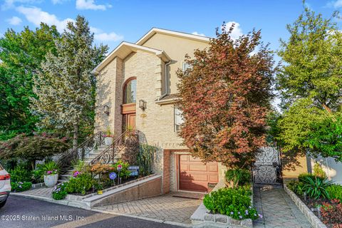 Photo of 31 Dell Court, Staten Island, NY 10307 (MLS # 2505195)