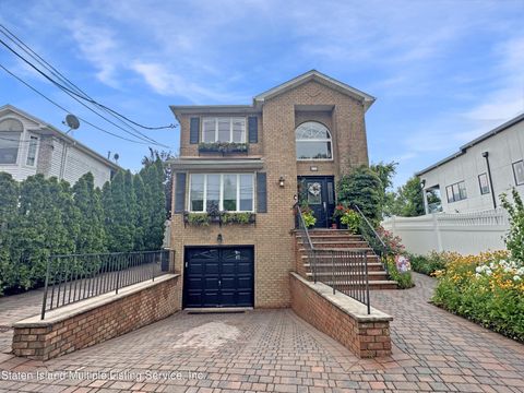 Photo of 762 Drumgoole Road W, Staten Island, NY 10312 (MLS # 1163284)