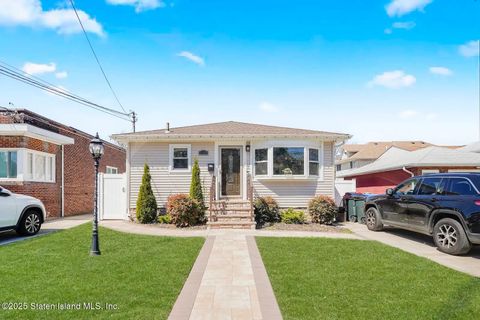 Photo of 304 Crystal Avenue, Staten Island, NY 10314 (MLS # 2502084)