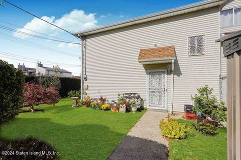 Photo of 75 Meadow Place, Staten Island, NY 10306 (MLS # 2403277)