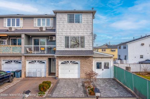 Photo of 31 Elmtree Avenue, Staten Island, NY 10306 (MLS # 1165821)