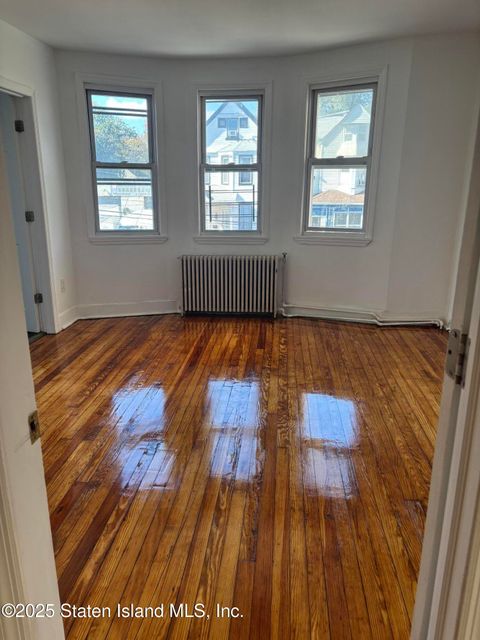 Photo of 33 Clinton Avenue, Staten Island, NY 10301 (MLS # 2505390)