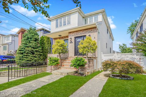 Photo of 35 Lenhart Street, Staten Island, NY 10307 (MLS # 2603283)