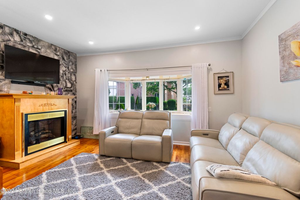 Photo of 1131 Willowbrook Road, Staten Island, NY 10314 (MLS # 2403059)