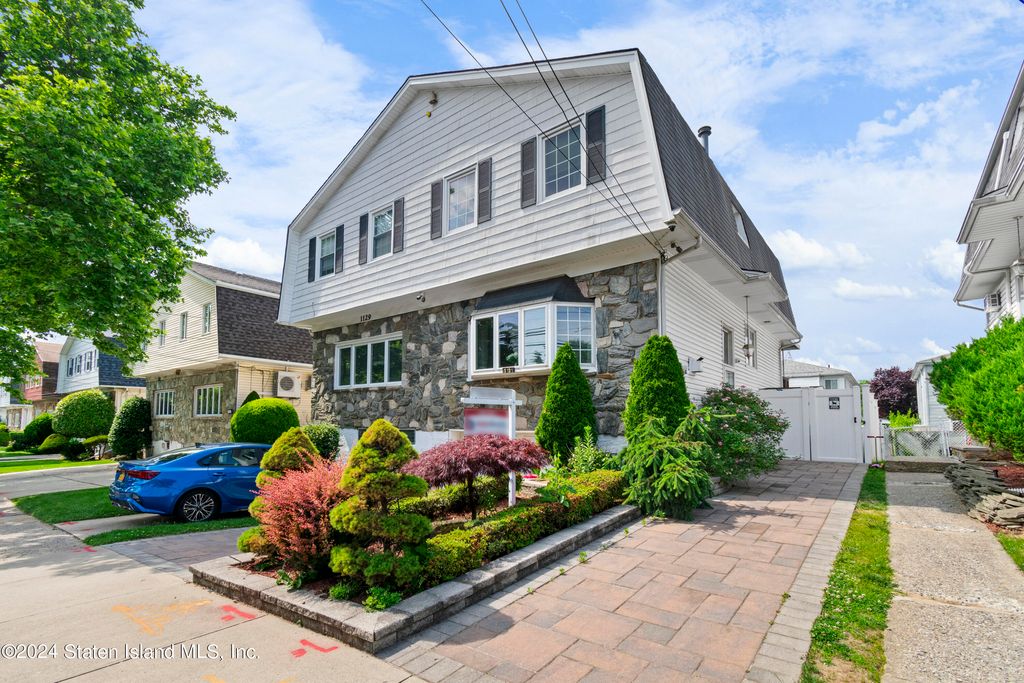 Photo of 1131 Willowbrook Road, Staten Island, NY 10314 (MLS # 2403059)