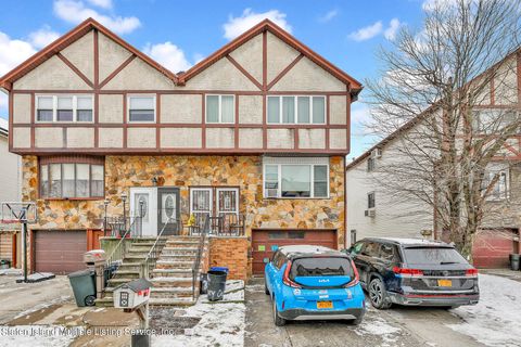 Photo of 74 Gary Court, Staten Island, NY 10314 (MLS # 2400404)