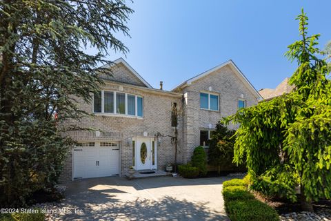 Photo of 882 Edgegrove Avenue, Staten Island, NY 10309 (MLS # 2402970)