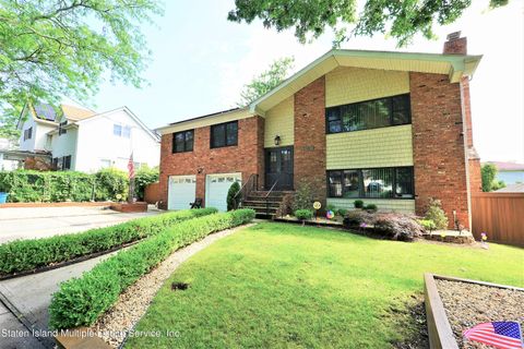 Photo of 451 Foster Road, Staten Island, NY 10309 (MLS # 1163320)