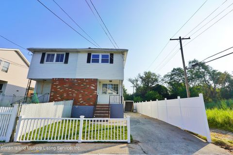 Photo of 29 McDermott Avenue, Staten Island, NY 10305 (MLS # 1163703)