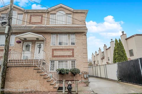 Photo of 28 Marisa Court #1, Staten Island, NY 10314 (MLS # 2504418)