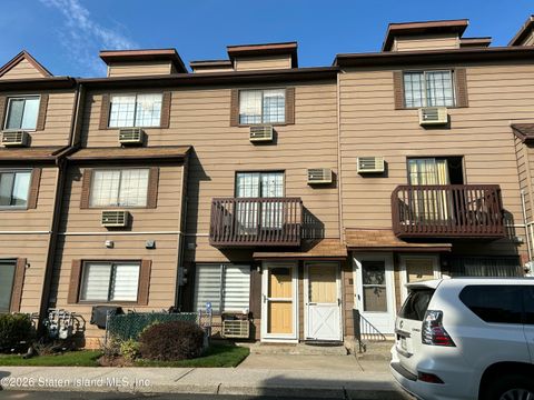 Photo of 27 Daffodil Lane #102, Staten Island, NY 10314 (MLS # 2600585)