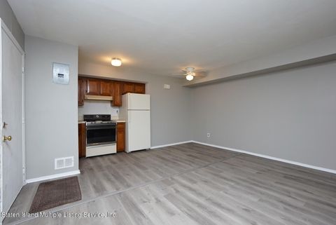 Photo of 118 Fahy Avenue, Staten Island, NY 10314 (MLS # 1159545)