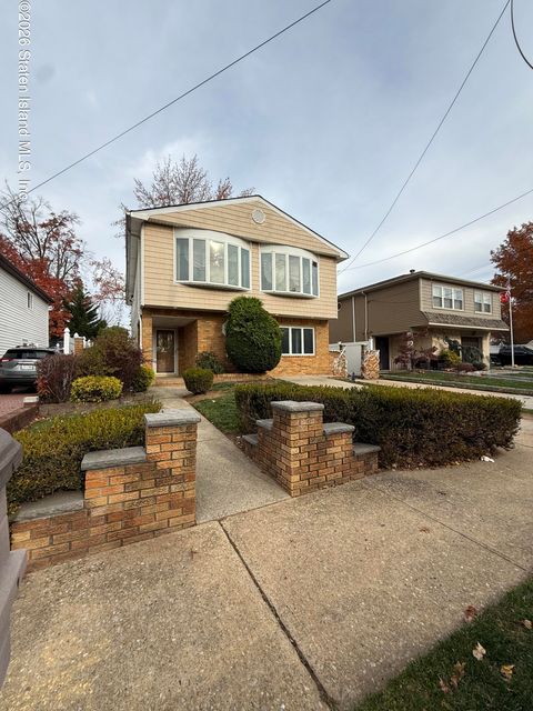 Photo of 1872 Drumgoole Road W, Staten Island, NY 10309 (MLS # 2600030)