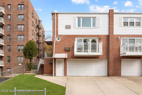 Photo of 622 Hylan Boulevard, Staten Island, NY 10305 (MLS # 2600325)