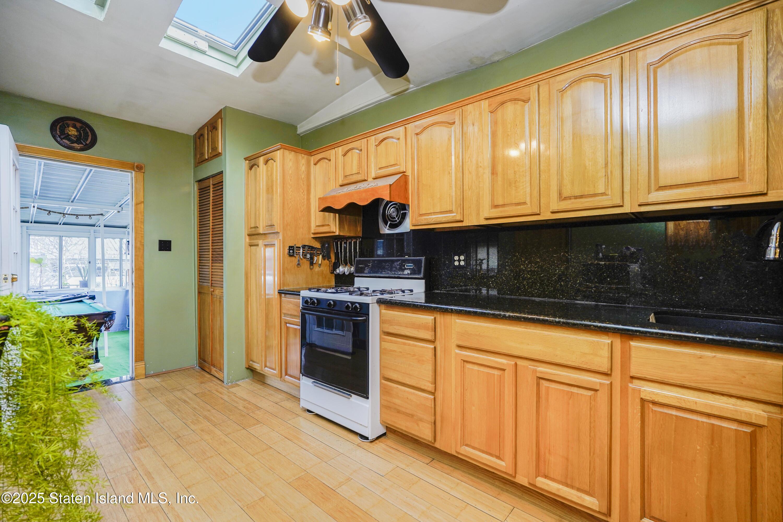 124 Hett Avenue, Staten Island, New York image 9
