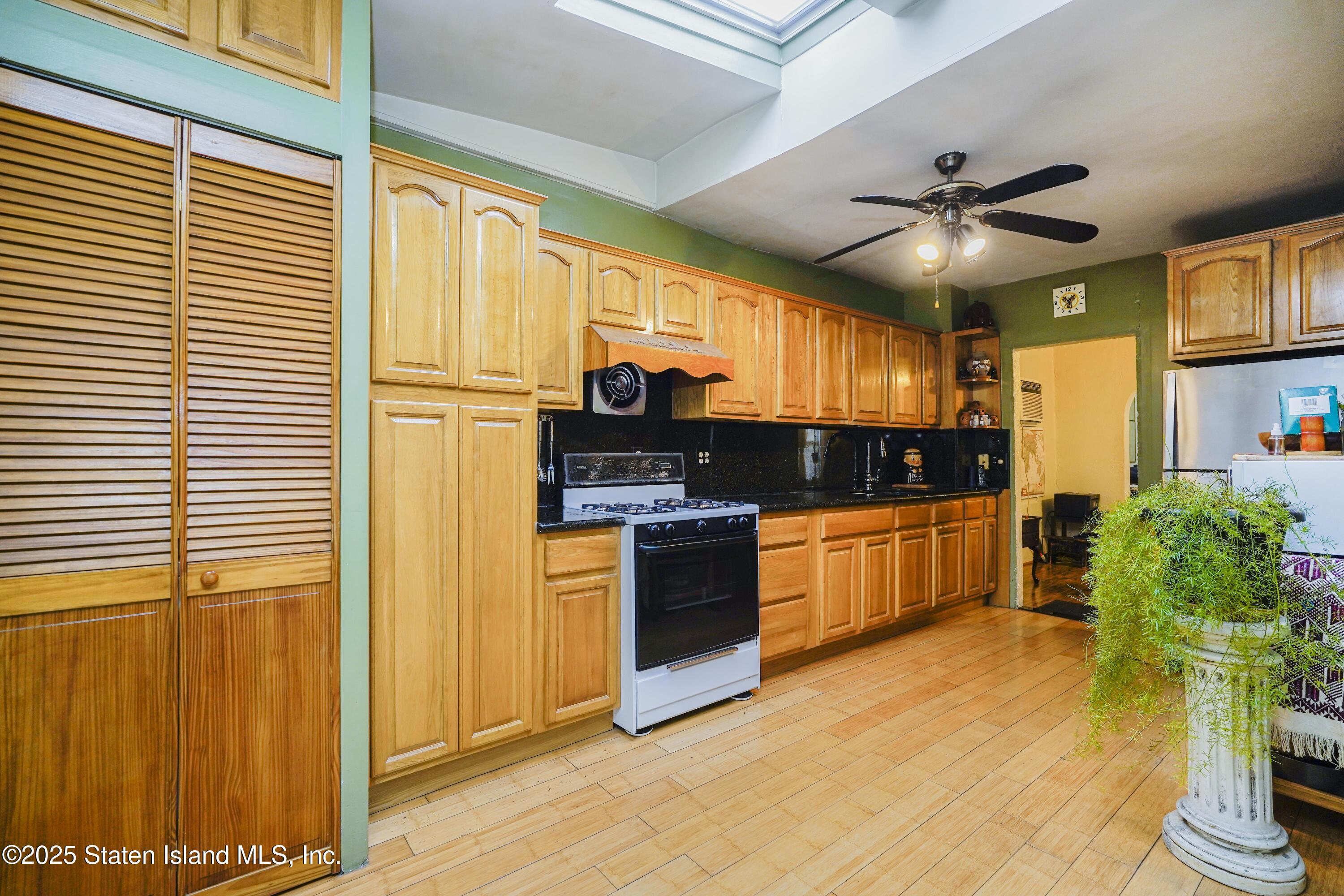124 Hett Avenue, Staten Island, New York image 8
