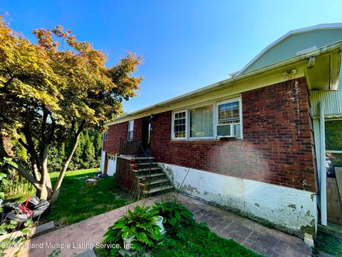 Photo of 104 Swan Street, Staten Island, NY 10301 (MLS # 1157726)