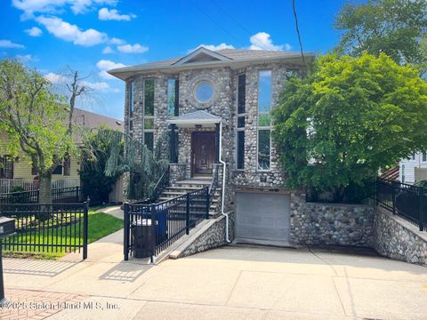 Photo of 526 Yetman Avenue, Staten Island, NY 10307 (MLS # 2502618)
