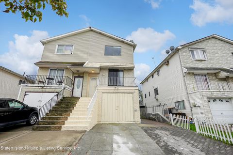 Photo of 44 Regis Drive, Staten Island, NY 10314 (MLS # 1164020)