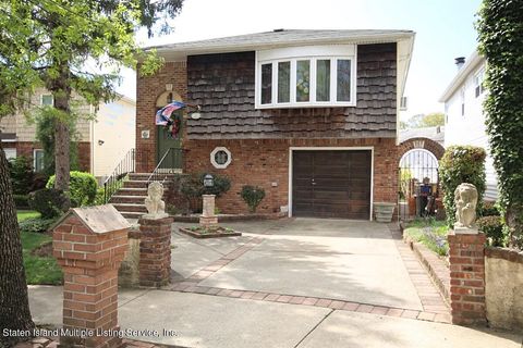 Photo of 54 Alysia Court, Staten Island, NY 10309 (MLS # 1161721)
