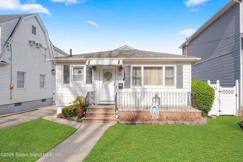 Photo of 115 Cloverdale Avenue, Staten Island, NY 10308 (MLS # 2501585)