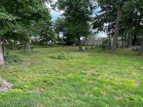 Photo of 50 Sherwood Avenue, Staten Island, NY 10309 (MLS # 2406306)