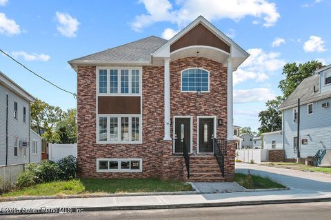 Photo of 30 Church Avenue, Staten Island, NY 10314 (MLS # 2505313)