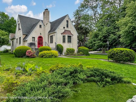 Photo of 31 Devon Place, Staten Island, NY 10301 (MLS # 1162042)