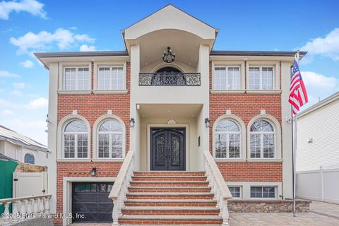 Photo of 6 Hale Street, Staten Island, NY 10307 (MLS # 2500390)