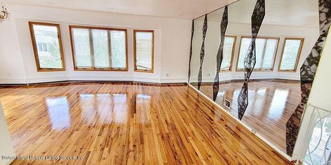 Photo of 389 Gower Street, Staten Island, NY 10314 (MLS # 1158569)