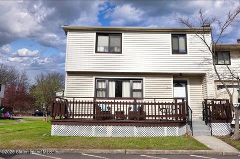 Photo of 4612 Willow Road E, Staten Island, NY 10314 (MLS # 2501775)