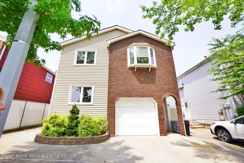 Photo of 136 Marisa Circle, Staten Island, NY 10309 (MLS # 1162824)