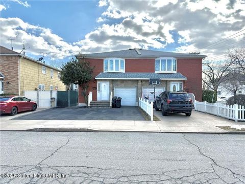 Photo of 40 Greencroft Avenue, Staten Island, NY 10308 (MLS # 2500795)