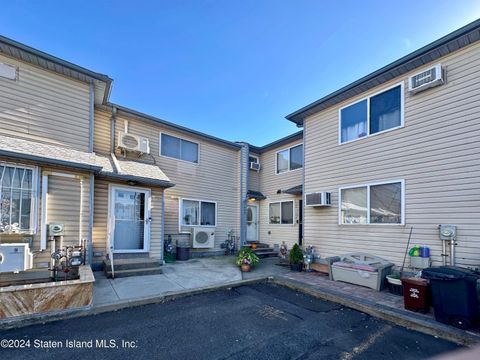 Photo of 195 Mosel Avenue, Staten Island, NY 10304 (MLS # 2405757)