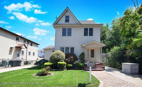 Photo of 324 Boundary Avenue, Staten Island, NY 10306 (MLS # 1160969)