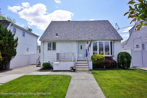 Photo of 592 Rathbun Avenue, Staten Island, NY 10312 (MLS # 1162483)