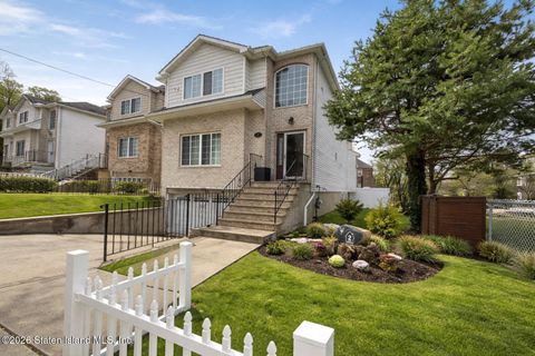 Photo of 2 Clinton Court, Staten Island, NY 10301 (MLS # 2601766)
