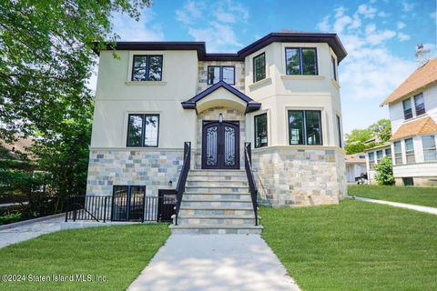 Photo of 24 Goff Avenue, Staten Island, NY 10309 (MLS # 2404080)