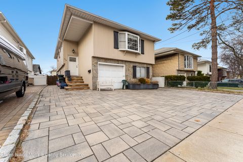 Photo of 328 Buchanan Avenue, Staten Island, NY 10314 (MLS # 1160295)