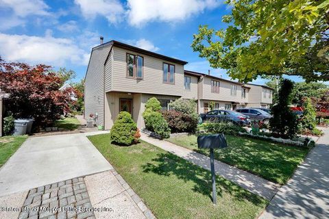 Photo of 951 Patterson Avenue, Staten Island, NY 10306 (MLS # 1158766)