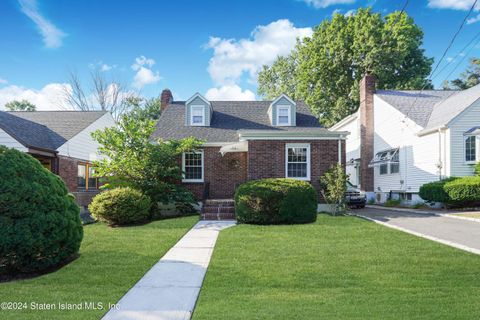 Photo of 31 Crowell Avenue, Staten Island, NY 10314 (MLS # 2404389)