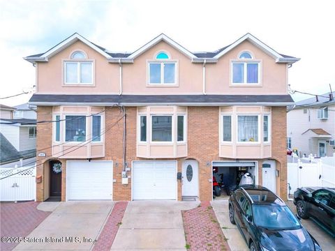 Photo of 139 Kiswick Street, Staten Island, NY 10306 (MLS # 2505701)