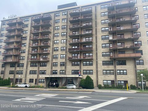 Photo of 1000 Clove Road #8-C, Staten Island, NY 10301 (MLS # 2406154)