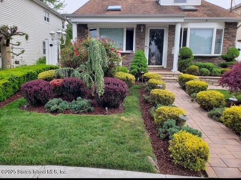 Photo of 662 Barlow Avenue, Staten Island, NY 10312 (MLS # 2500852)