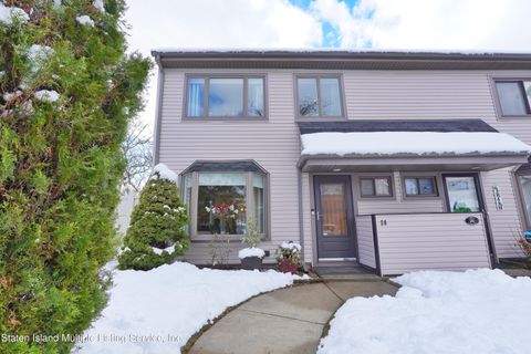 Photo of 28 Hampton Place, Staten Island, NY 10309 (MLS # 1164564)
