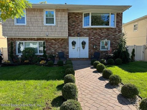 Photo of 66 Florence Place, Staten Island, NY 10309 (MLS # 2500444)