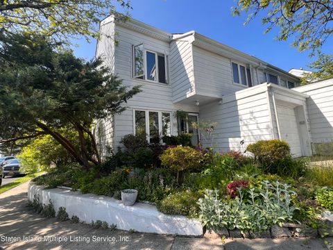 Photo of 88 Forest Green, Staten Island, NY 10312 (MLS # 1161940)