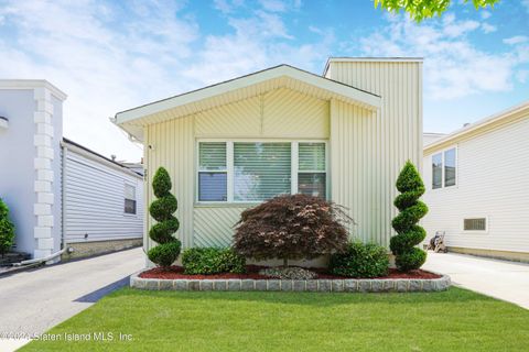 Photo of 291 Green Valley Road, Staten Island, NY 10312 (MLS # 2404089)