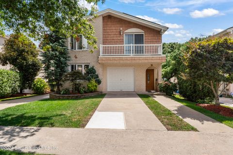 Photo of 16 Mason Boulevard, Staten Island, NY 10309 (MLS # 2404813)